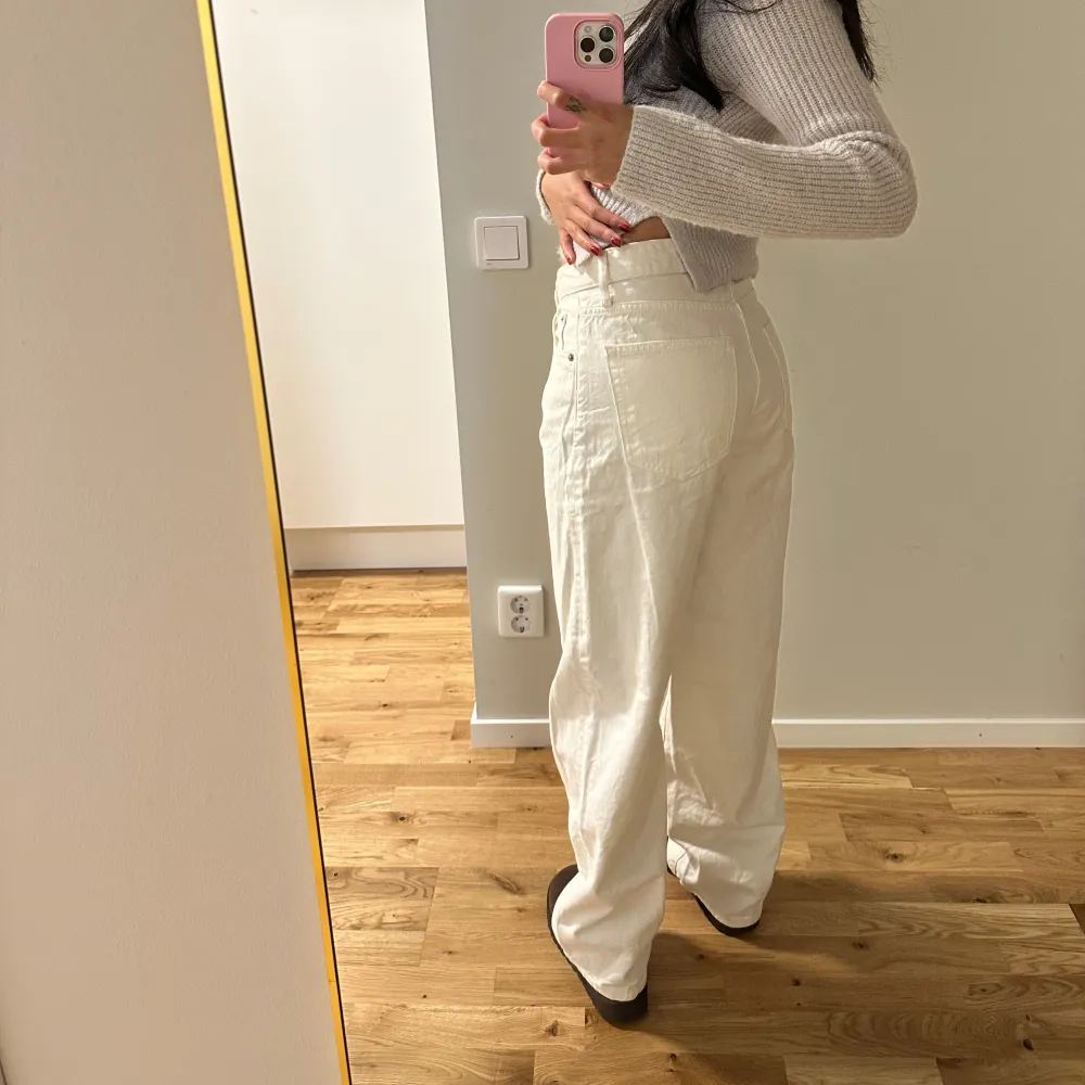 Vita lösa jeans designade av Hanna MW knappt använda i perfekt skick, superbekväma. 💕. Farkut & Housut.