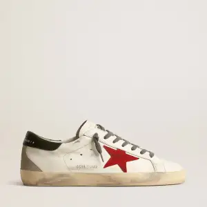 Säljer ett par snygga Golden Goose sneakers i vitt med en cool röd stjärna på sidan. Skorna har grå snörning och en grön detalj vid hälen. De är i skinn och mocka, vilket ger dem en unik look. Perfekta för en avslappnad men stilren stil!