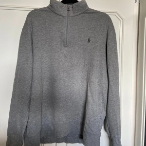 Ralph Lauren zip - En Ralph lauren tröja i storlek S men passar även mindre M. Priset är ej hugget i sten vid snabb affär!
