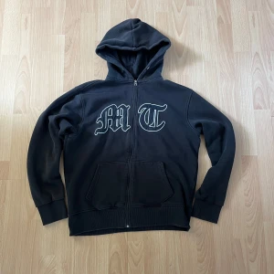 Tuttolente Hoodie - Skitsnygg tuttolente hoodie som tyvärr är för liten lå mig den är storlek L men passar som en liten M