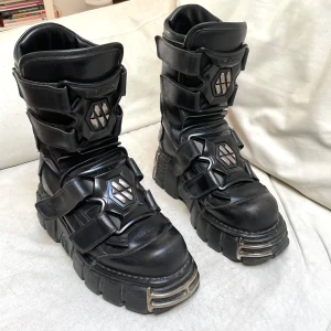 New Rock boots - New Rock modell boot metallic M-422-S1 in bra använt skick. Har lätt slitning vid tårna och är skadad vid en av metallaccessoarerna (går att köpa nya att sätta på själv via deras hemsida). Köpt nya för €425. Riktigt läder. Pris kan diskuteras!