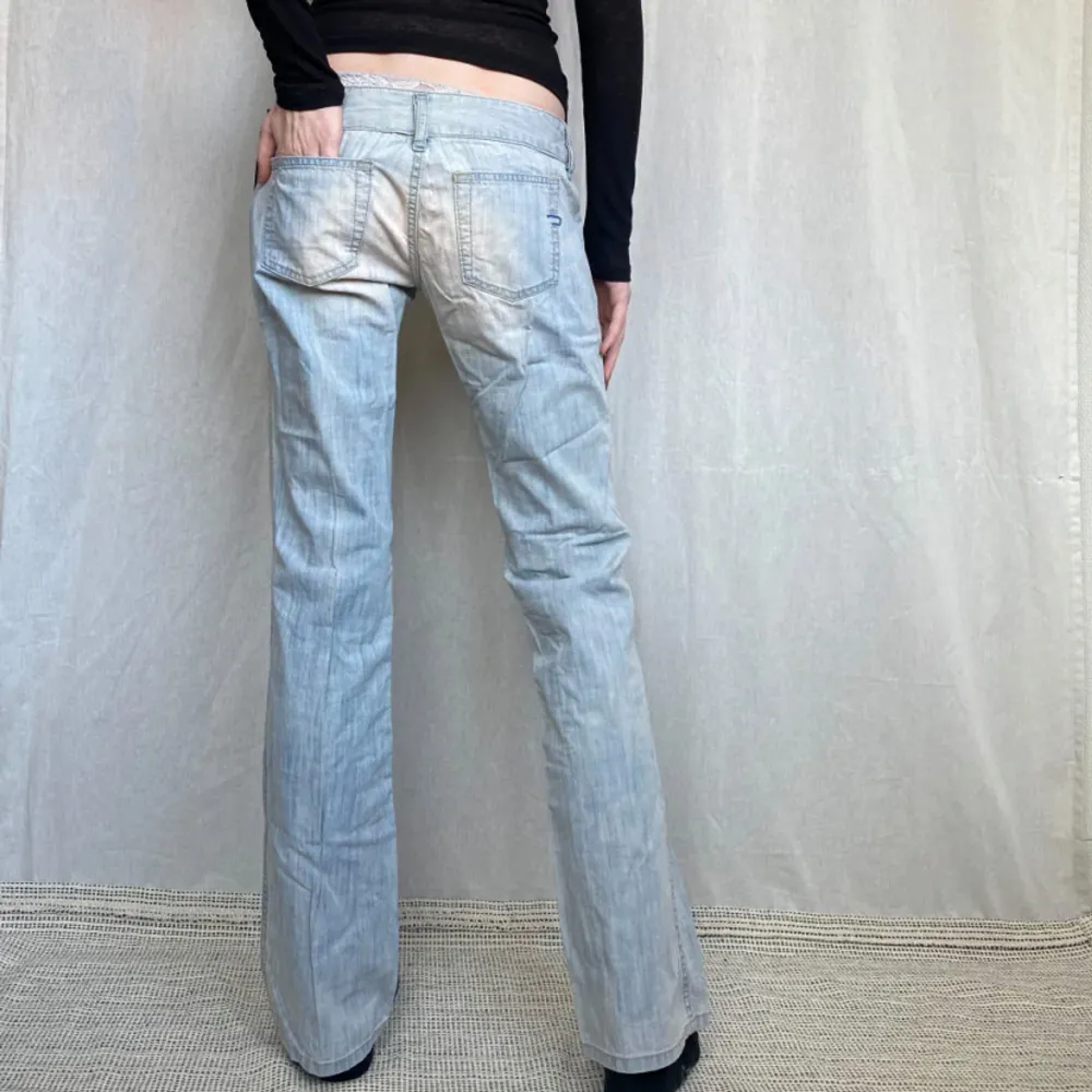 Diesel HUSH jeans från 2000s i nyskick med lappar kvar, Stl 29 och lowrise. Midja- 78cm Innerbenslängd- 81cm.  Ordinarie-pris 1299kr. Jeans & Byxor.