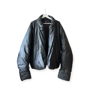 YZY GAP ROUND JACKET 1 - storlek L, inköpt i juli 2021 då den släpptes som exklusiv till europa. mycket tyngre och tjockare material än round jacket 2 som släpptes senare tillsammans med balenciaga. så gott som ny :)