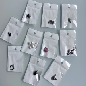 Berlocker - Berlock och en påse äkta sötvattespärlor för smyckestillverkning🖤