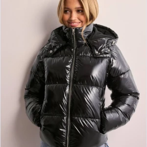 Nelly jacka - Säljer denna jacka i svart från Nelly,  som är slutsåld överallt i storlek xs.  Pgr av att jag har dubbletter, aldrig använd och prislappen kvar💓 (3 bilden är samma jacka i vinröd) KÖP DIREKT FÖR 900💓