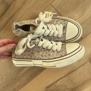 Leopard sneakers  - Kollar intresset på dessa as balla sneakers, använda en gång inga tecken på användning, köpta på Bootbarn för ca 1000kr, strl 39, lite ljusbruna med röda skiftningar, as coola, tjocka beiga flätade skosnören! 
