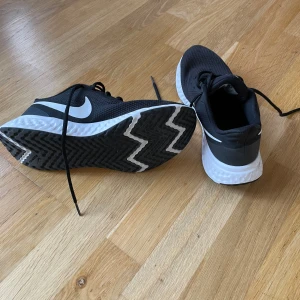 Sneakers Adidas - I mycket fint skick.