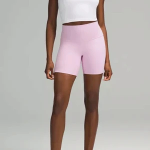 lululemon Align™ High-Rise Short 6"  - Lululemon Align™ High-Rise Short 6" i den rosa färgen. Säljer då jag har likadana. Storlek 8 (M) Kan tänka mig att byta till en annan färg. Nypris: 680kr💗
