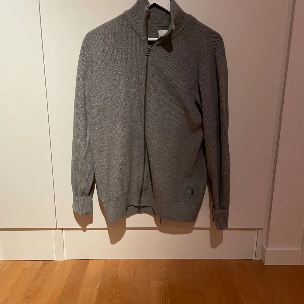 Tjena Säljer denna gråa Dobber tröja i storlek L, den är väldigt sparsamt använd och har inga skador. Kontakta mig gärna vid ytterligare frågor! Mvh Ludvig. Neuletakit & Villapaidat.