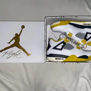 Air Jordan 4 Retro gula. Använda 1 gång så dem är i väldigt bra skick plus att ni får med originalboxen 