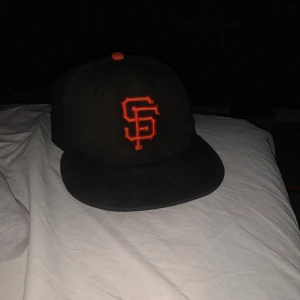 En fet 59 fifty keps - Bra skick inte använd mycket skulle jag säga säljer den för att den är för stor för mig 
