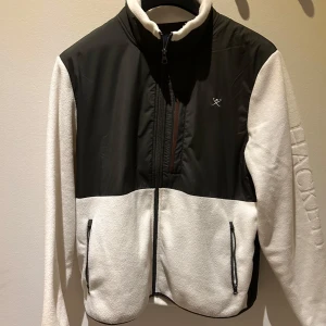 Hackett Polar Fleece Jacket - Jag säljer nu en i princip helt ny Hacket Polar Fleece jacket perfekt för hösten och vintern för endast 999kr!Använd max 3 gånger i med att den va liten i storleken. Storleken är L men passar M och personer mellan M o L.Priset är inte stuckit i sten!