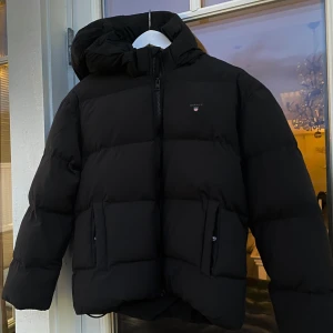 Svart vinterjacka från Gant säljes! Storlek 146/152 - Nästintill ny vinterjacka från Gant säljes! Storlek 146/152. Nypris 2299:- nu 800:-