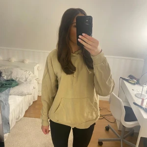 Beige hoodie  - En beige Hoodie som knappt är använd. Väldigt bra skick 