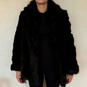 Äkta päls jacka  - Svart getpäls jacka  Passar storlek M  Personen på bilden är 170 