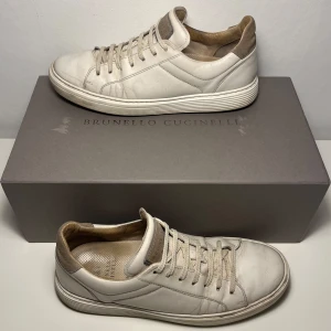 Brunello Cucinelli Skor - Tjena! Säljer nu ett par Brunello skor! | Storlek 39 passar även 40 | Välanvända/acceptabelt skick, kom pm för defekter! | Box ingår! | Nypris ca 10000kr | Mitt pris 999kr | Postas eller möts upp i Gävle!