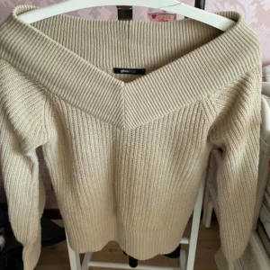 Stickad tröja från Gina Tricot✨🎀 - Säljer en superfin beige stickad tröja från Gina Tricot. Den har en snygg offshoulder-design och är perfekt för höst och vinter. Tröjan är i storlek S och är riktigt mysig och varm. Ytterst knottrig. Perfekt för att hålla stilen när det blir kallare ute! 🍂✨