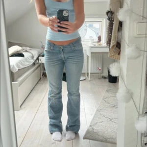 Lågmidjade jeans  - Säljer ett par lågmidjade jeans från Lee, (lånade bilder) då jeansen inte passar mig köpte dessa på Vinted de är i jätte jättebra skick. Jag är 168 och de passade i längden. Hör av er vid frågor!!❤️