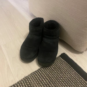 Uggs - Säljer mina Uggs dem är använda 2-3 gånger men passar inte riktigt mig längre, har dem hemma så om man vill ha bild på dem så är de bara skriva, 