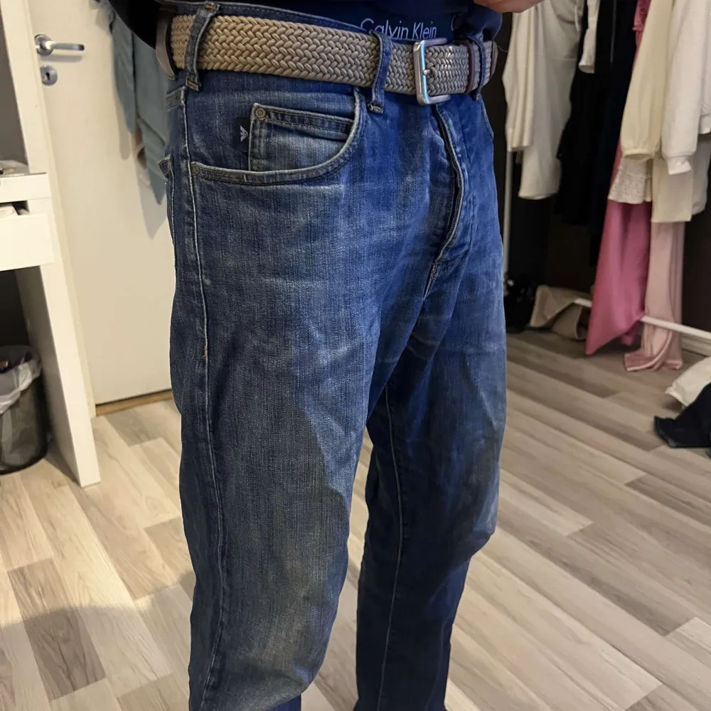 Äkta vara och äldigt bra skick, storlek 31 regular fit och raka. ERJBUDANDE: slänger med ett Hugo boss bälte också! Skriv dm för bild.. Jeans & Byxor.