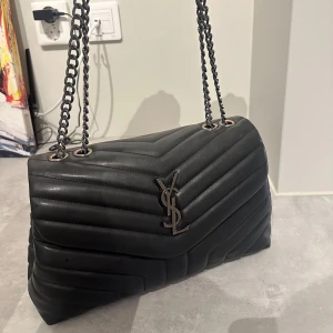 Ysl väska  - Superfin svart väska, den är lite rostig vid hålen (se andra bild) annars så bra kvalité! 