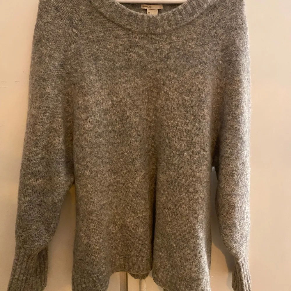 Oversized mohair tröja från hm. Passar perfekt till hösten. Är använd en del men har inga defekter  är fortfarande i bra skick!. Stickat.