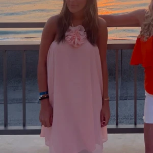 Klänning - Säljer denna supersöta rosa klänningen! Sååå fin färg och superfin detalj vid halsen. Denna är använd 1 gång bara dvs super bra skick💕💕