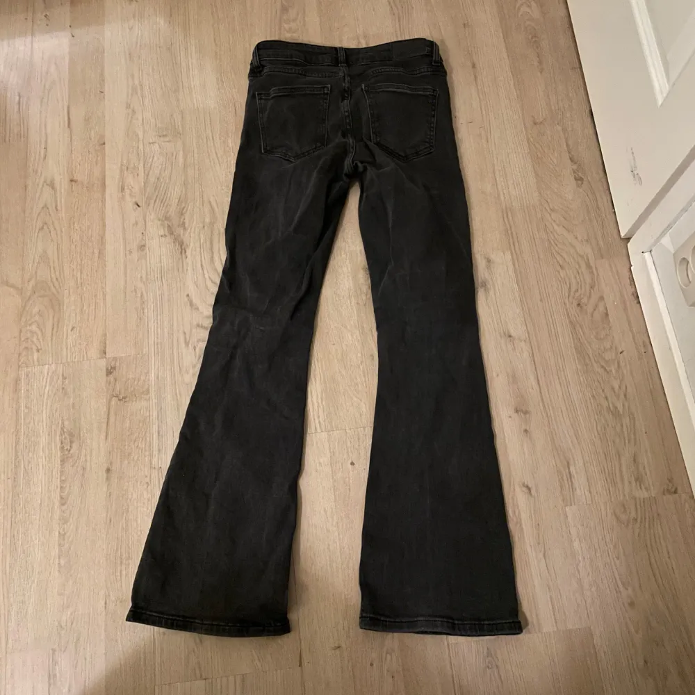 Säljer ett par svarta lågmidjade bootcut jeans i bra skick. Har använt dom ett fåtal gånger så dom är i bra skick.. Jeans & Byxor.