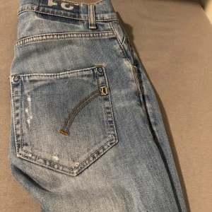 Dondup jeans - Tjena! Säljer nu dessa dondup jeans som är i storlek W31. Jeansen har slitningar men de är orginal slitningarna och är i bra skicka. Om du har frågor är det bara att skriva! Mvh Isak