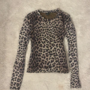 Leopardmönstrad tröja från Gina Tricot - Säljer en super fin leopard tröja, slutsåld ! använd en gång och inga defekter💗skriv om ni har några frågor💗