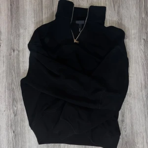 Svart Zip Tröja H&M - Svart Zip Tröja H&M, Oversized Fit, 185/108A, SIZE L, splittrans Ny, Bra kvalitet. Nypris 750 :- 🎶