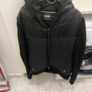 Hugo boss cardigan - Riktigt snygg cardigan från Boss säljer för den var för stor, den är väldigt varm och skön så perfekt nu inför kallare tider. Kom med förslag och skriv kring funderingar❗️