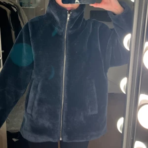 Marinblå jacka - Jättefin marinblå pälsjacka från Stay, använd fåtal gånger 