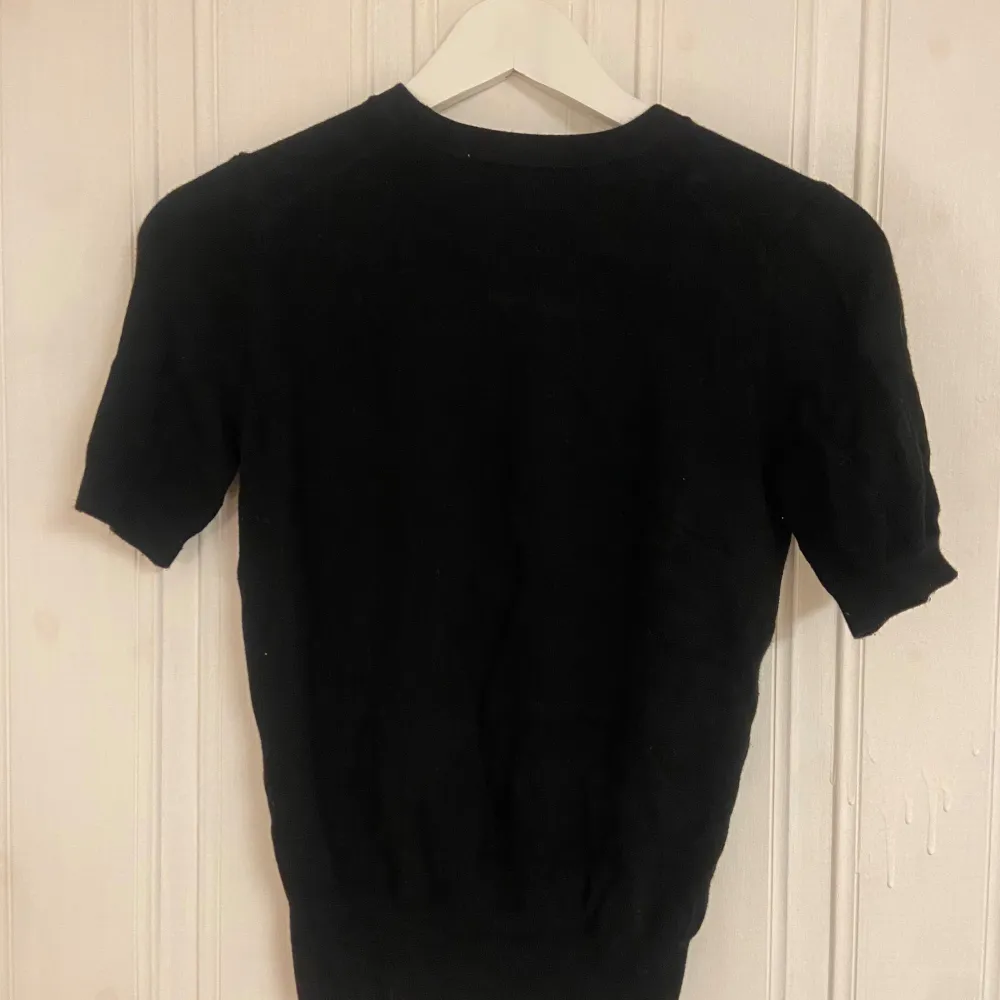 Zara brand new never worn short sleeve black knit sweater . Stickat.