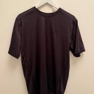 Under Armour T-shirt  - Aldrig använd. Stl M