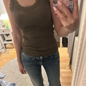 Grönt spetslinne - Vet inte storleken med passar mig som vanligtvis bär S, så den är väldigt stretchig. Bra skick, inga skador.💗