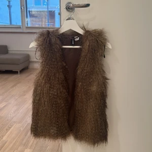 Brun pälsväst - Säljer en snygg brun pälsväst i mycket bra skick