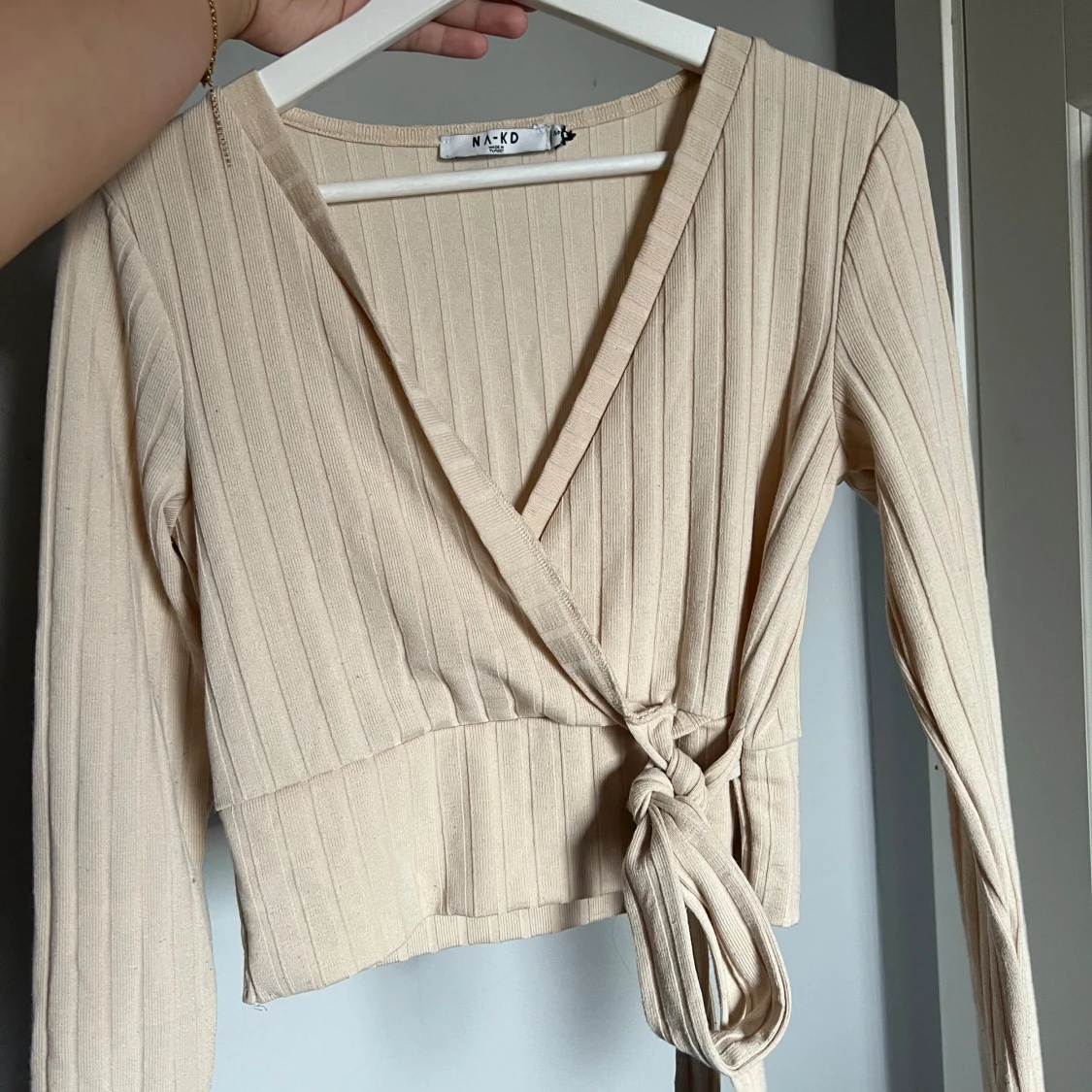 Beige ribbad omlottopp från NA-KD - 90