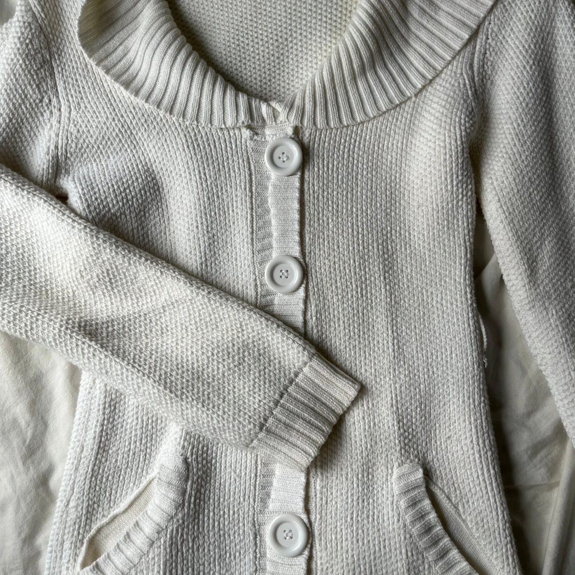 Vit stickad kofta med stora knappar - 90