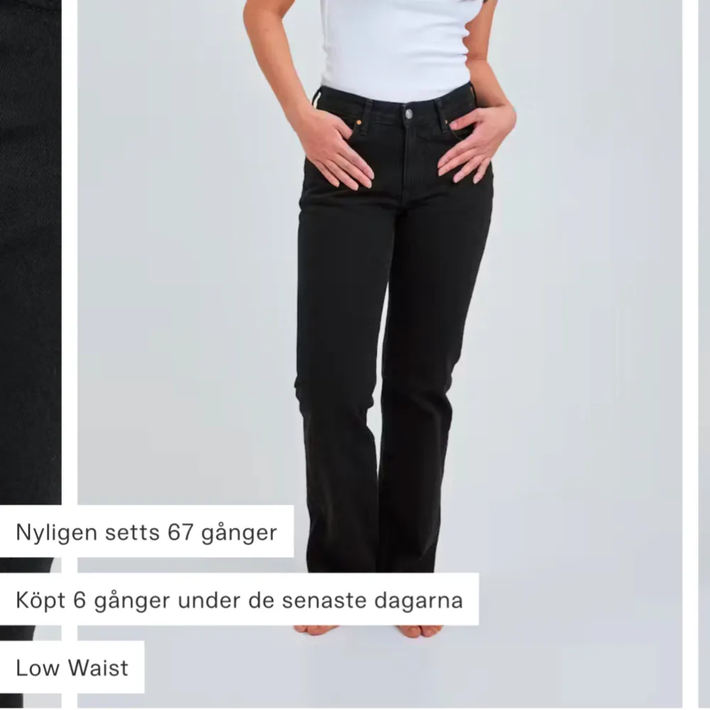 Svarta low waist jeans från bikbok. Storlek 27-32. Knappt använda. Bara att skriva om du har fler frågor💕. Jeans & Byxor.