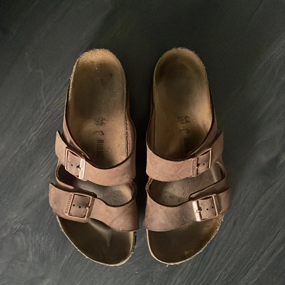 Dessa bruna birkenstocks är perfekta för att gå i korta sträckor, väldigt bekväma men inte särskilt varma. Skicket är ungefär 9/10 skulle jag säga på grund av att jag har använt dom ett antal gånger. Kan gå ner i pris vid snabb affär. Hör gärna av er vid frågor🔥. Skor.