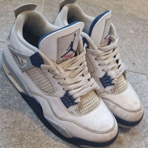 Air Jordan 4  - Säljer ett par Air Jordan 4 Navy Grey! 👟 Skorna är i bra skick – lite smuts som lätt tvättas bort. 100% äkta, så inga fler frågor om det! Pris sänkt då boxen saknas. Passa på, först till kvarn! 💥🔥           