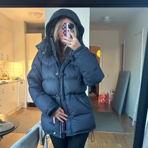 Boomerang jacka  - Jätte varmt och skön boomerang jacka marinblå färg 