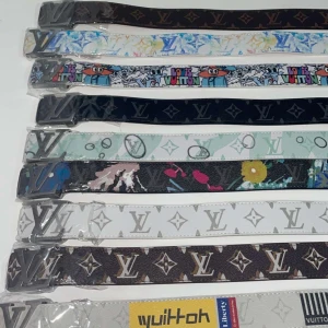 Säljer flera bälten med olika mönster - Säljer flera bälten med olika mönster och färger. Det finns både klassiska monogrammönster och mer färgglada alternativ med tecknade motiv. Perfekt för att ge din outfit en unik touch! Bältena är i olika färger som brun, vit och flerfärgad.