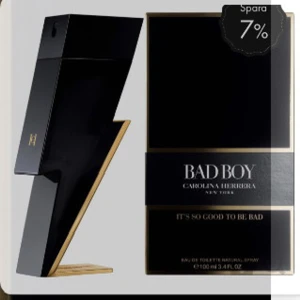 Bad Boy Eau de Toilette från Carolina Herrera - Säljer en cool och unik parfymflaska formad som en blixt från Carolina Herrera. Bad Boy doften är både djärv och elegant, perfekt för den som vill sticka ut. Flaskan är svart med guldiga detaljer och rymmer 100 ml. Perfekt present eller för att unna sig själv något extra! 💥 