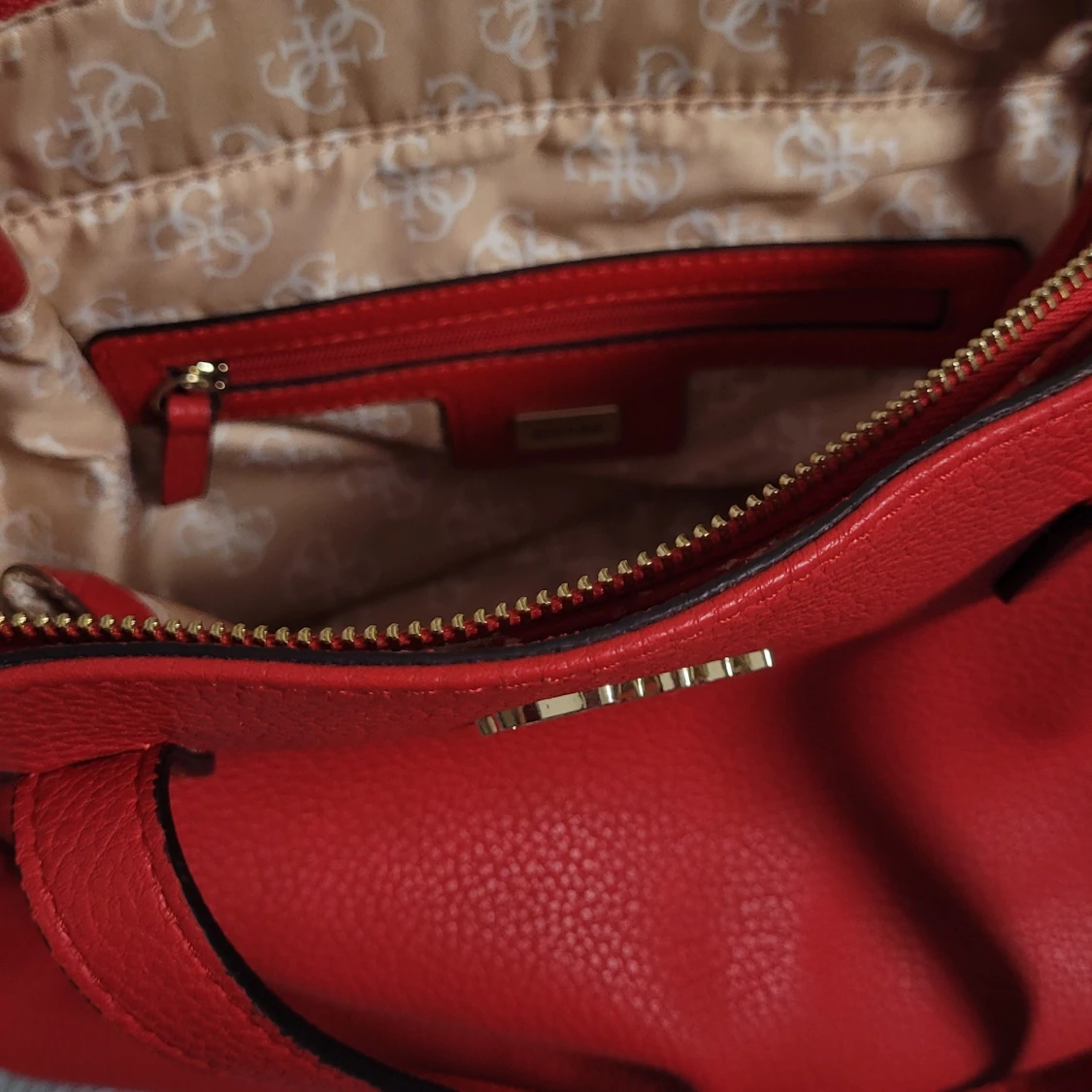 Röd axelväska från Guess - 93