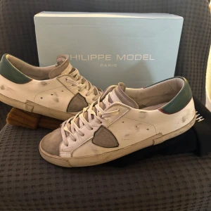 Philippe model - Nu säljer vi dessa Philippe Model skor som är i bra skick, inga defekter man märker av, bara ett litet. Ny pris ligger på nästan 4000 så passa på att kappa dom fort! Og box medföljs!