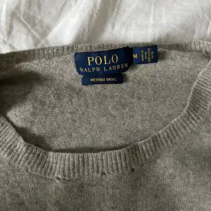 Säljer en bekväm grå tröja i merinoull från Polo Ralph Lauren. Passar både till vardags och lite finare tillfällen.🩶🤎