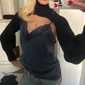 Svart bolero med polo - Supersnygg svart bolero från zara! Storlek S 