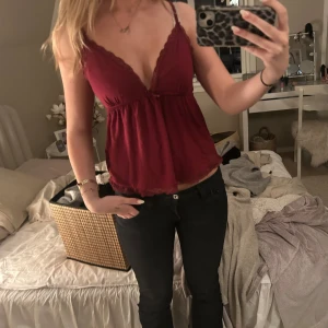 Vinröd topp nelly - Säljer en supersöt topp ifrån Nelly, storlek s